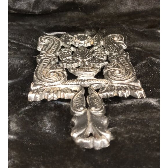 Vintage Cast Iron Trivet with Grape and Scrolls Motif - Picture 4 of 11